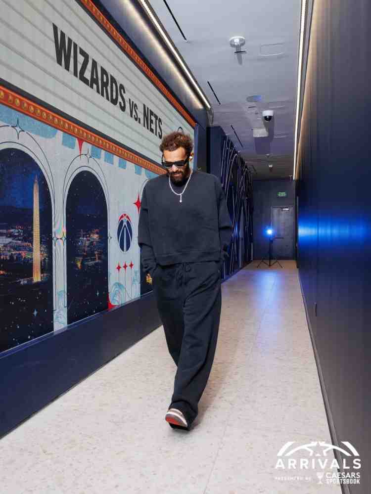 奇才入场照：状元迪班萨身着皮衣 特雷·杨墨镜卫衣休闲风